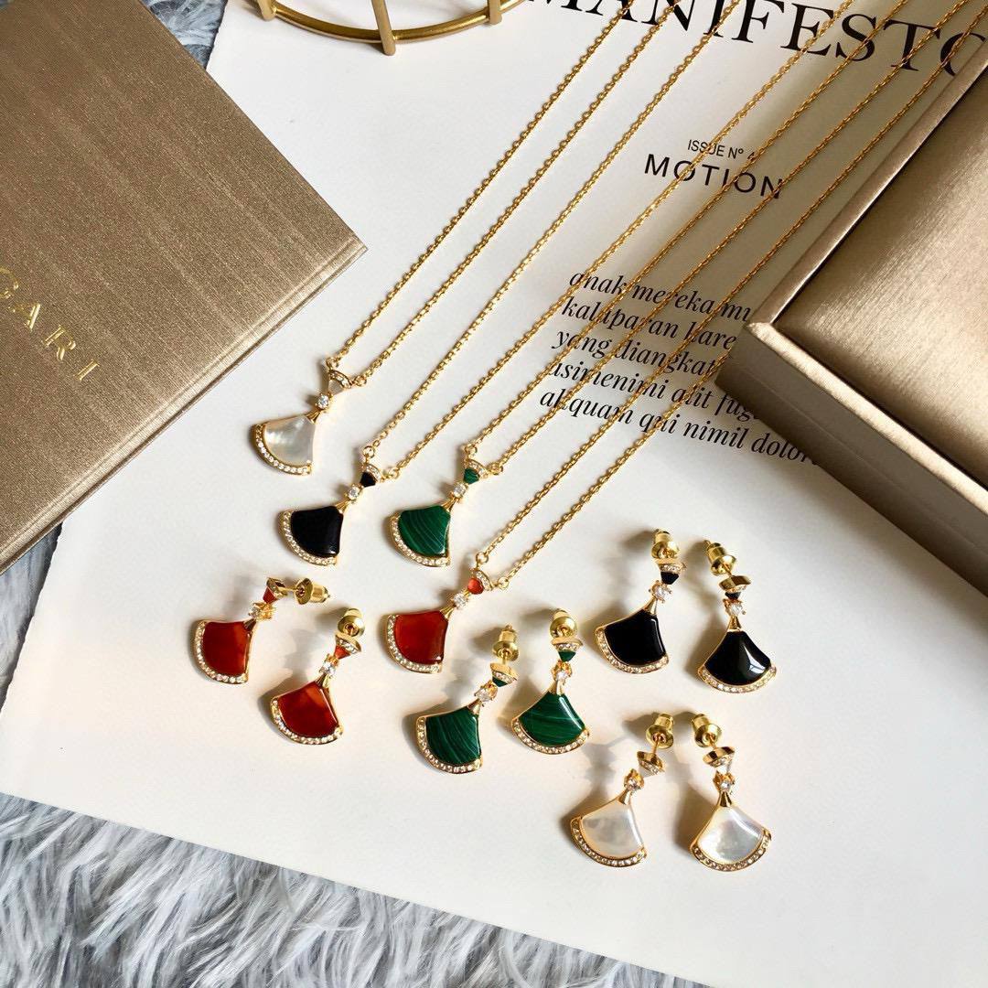Bvlgari set* 💐
Necklace 
Earrings 
Master quality 💕

*100* AED normal box 📦

Zain48
♥️♥️♥️