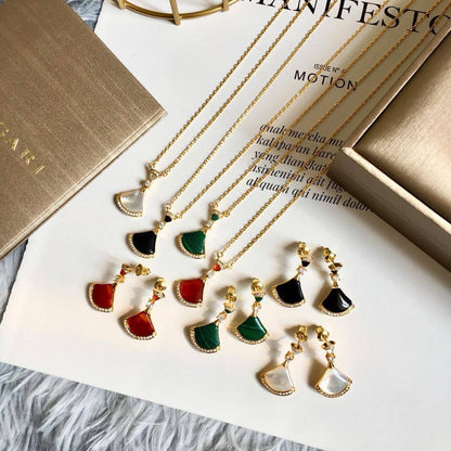 Bvlgari set* 💐
Necklace 
Earrings 
Master quality 💕

*100* AED normal box 📦

Zain48
♥️♥️♥️