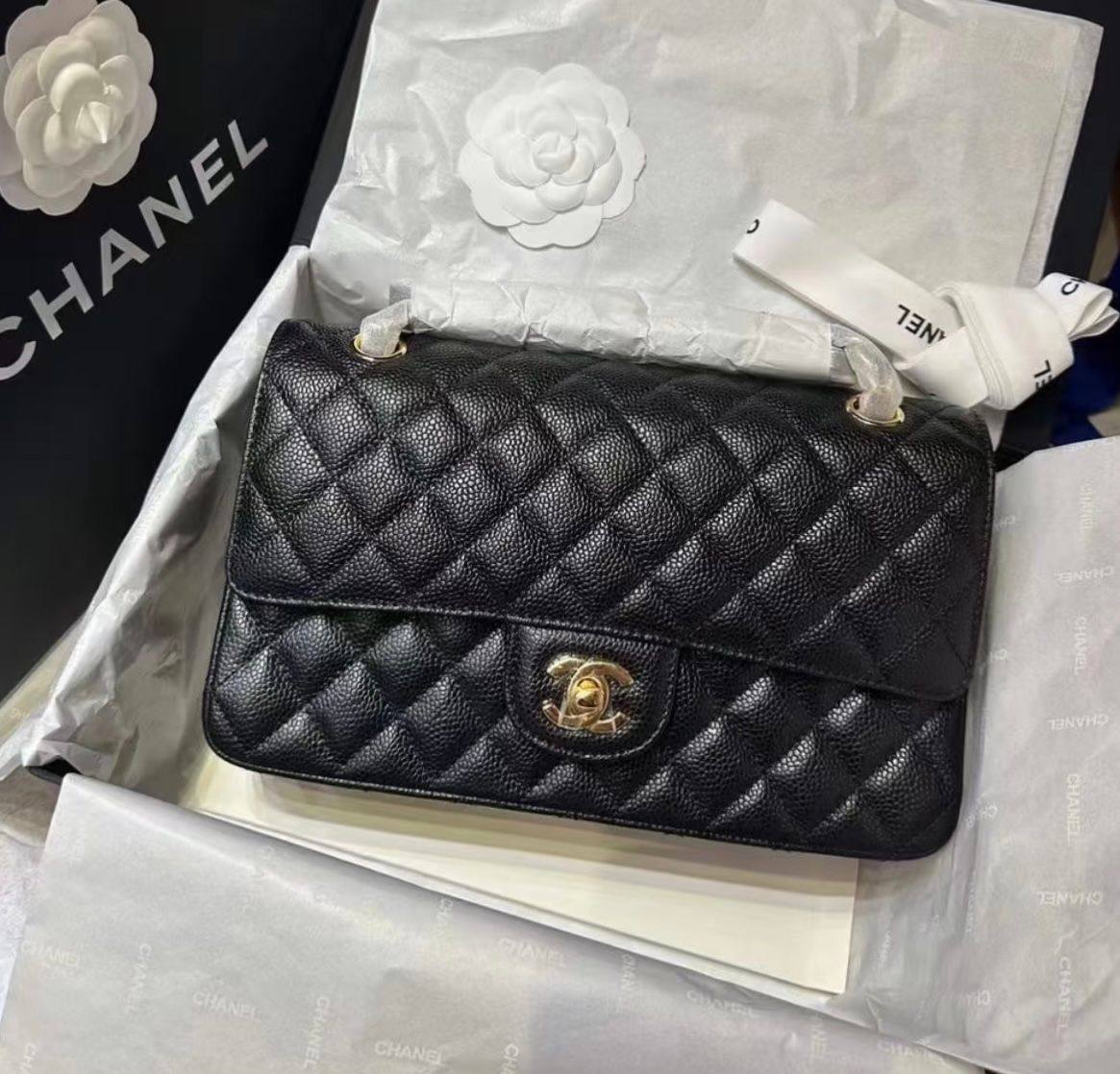 CHANEL 
COPY ONE 
WITH DOUBLE BOX 
260 dhs✅
leather 

Zain295
♥️♥️♥️