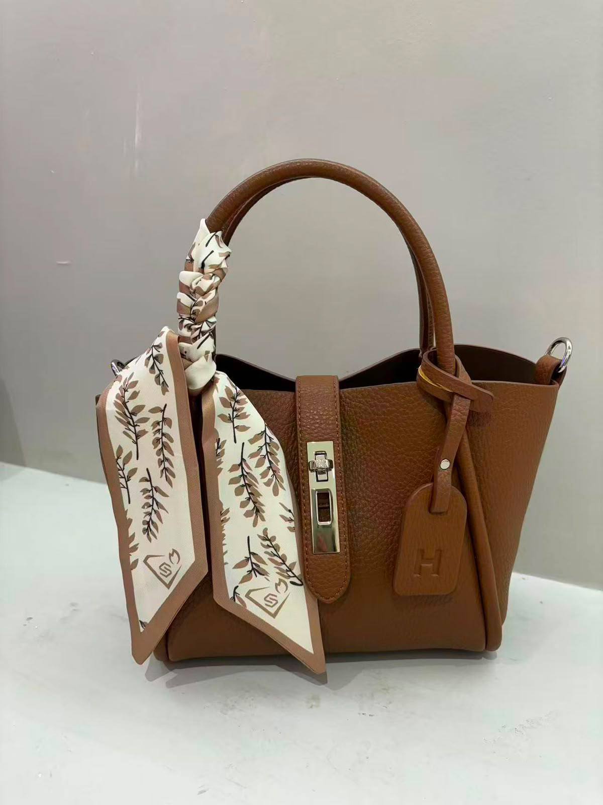 Hermes 

Bag the wholesale 
115 dhs🇦🇪🇦🇪

Size 25cm 
Zain161
♥️♥️♥️