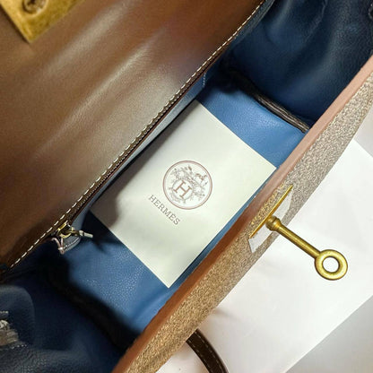 HERMES 
 MEDIUM SIZE GOOD QUALITY  WITH BOX 
100 dhs🇦🇪🇦🇪
Size:24cm

Zain17
♥️♥️♥️