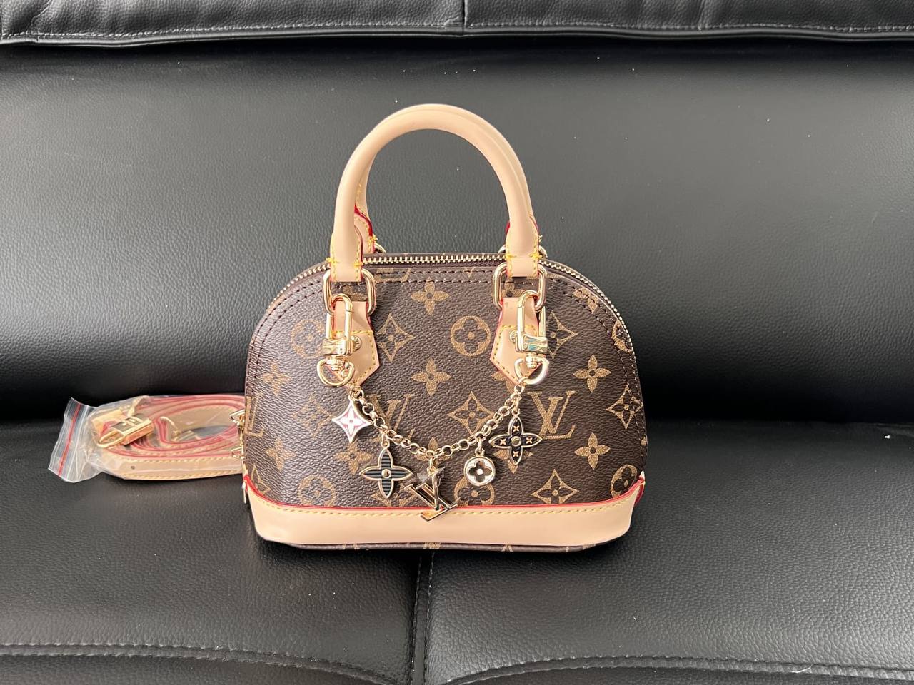 LV
110 dhs✅

With box 
🎁🎁🎁

high quality20cm

Zain26
♥️♥️♥️