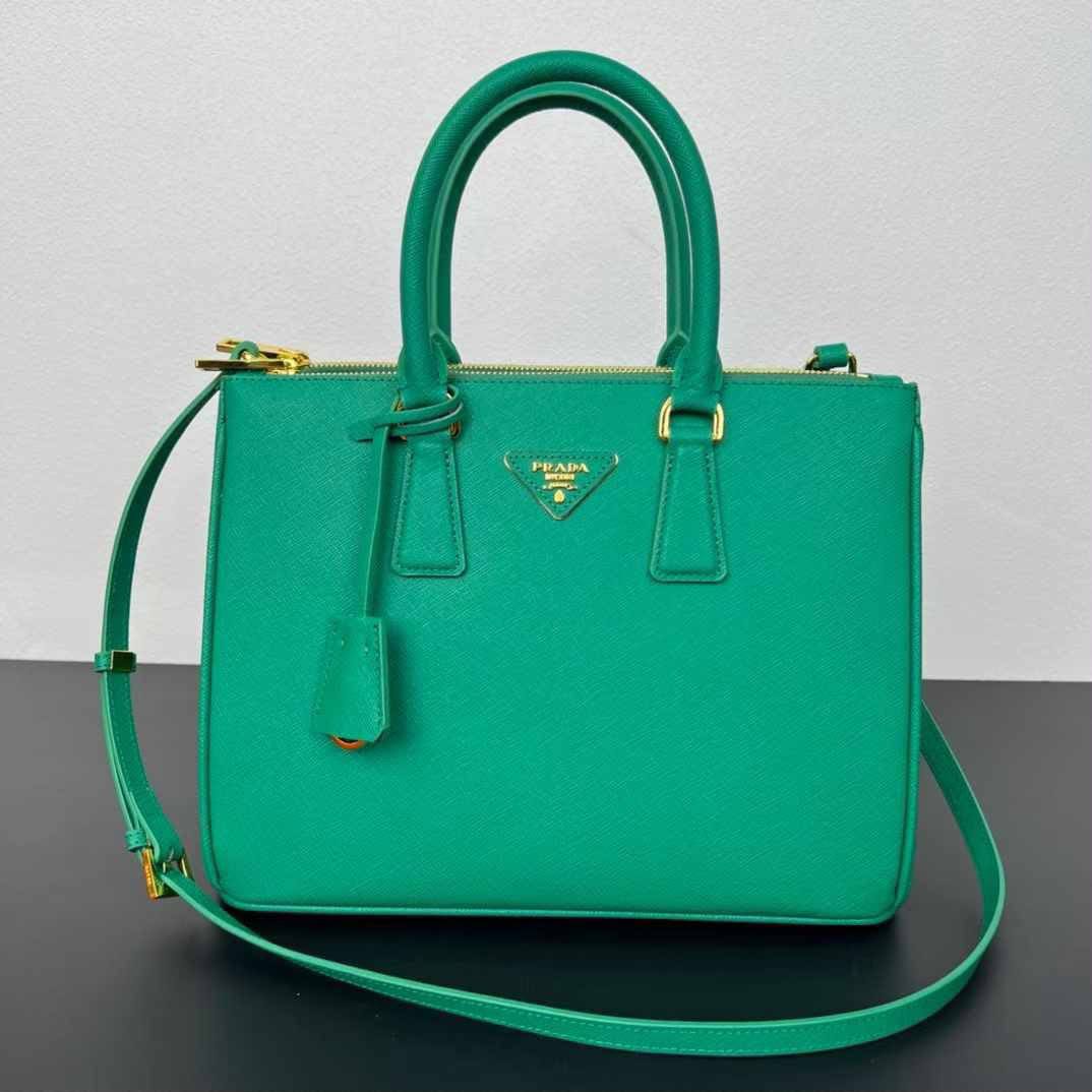 Prada

350 dhs🇦🇪🇦🇪🇦🇪


Zain153
♥️♥️♥️