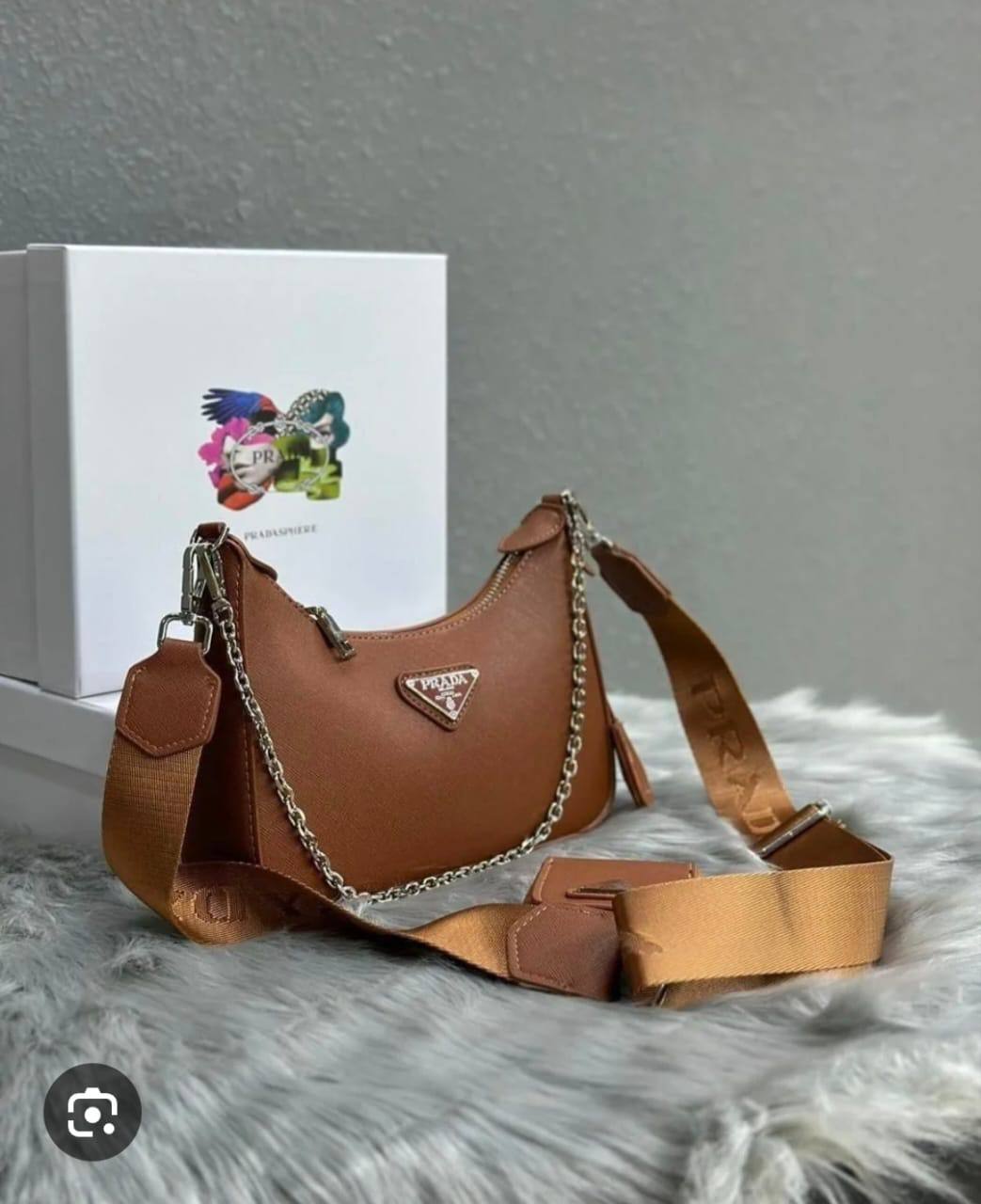 Prada

with box
🎁🎁🎁

100 dhs❤️

Zain143
♥️♥️♥️