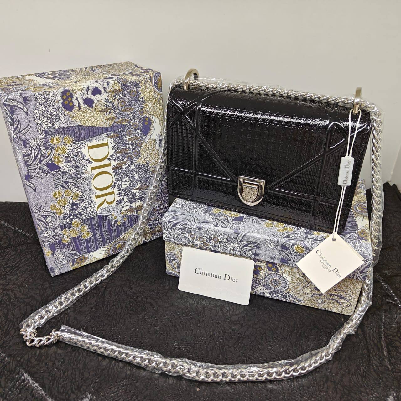 Dior
95 dhs💓
no box 

Add Box Paper Bag
30 dhs💓

Zain157
♥️♥️♥️