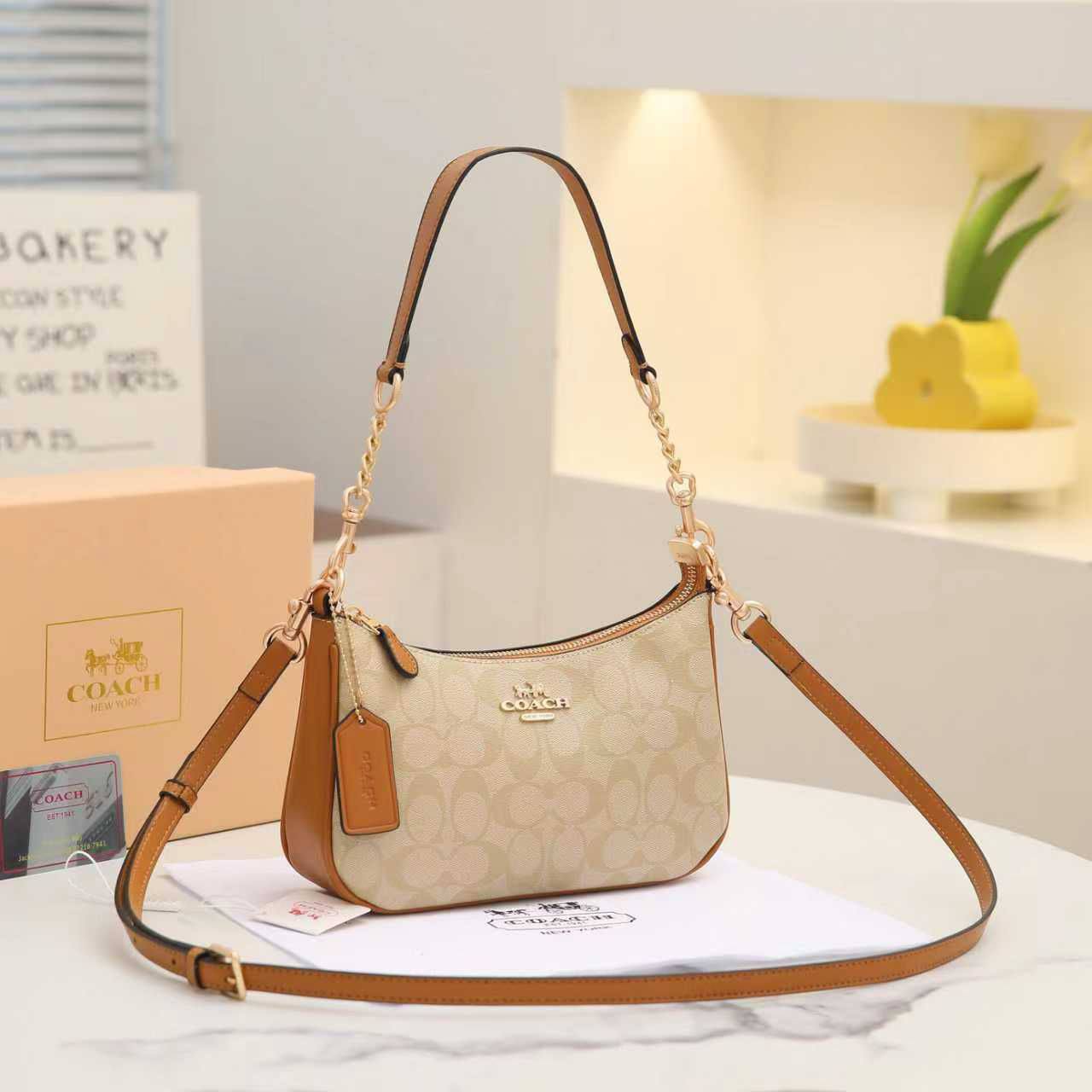 COACH 
95 dhs✅
With box 
25cm👈🌹

Zain161
♥️♥️♥️