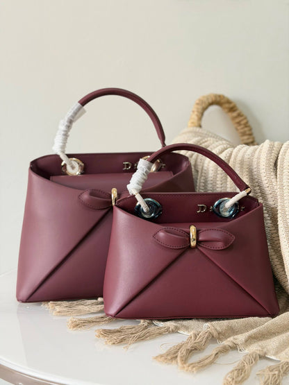 Dior 
Super master quality aaa
Size : 22 cm and 28 cm

For Price 👇 WhatsApp✅
0568585901 
0507557372
0552275751 Owner Zain 👌

Zain315
♥️♥️♥️