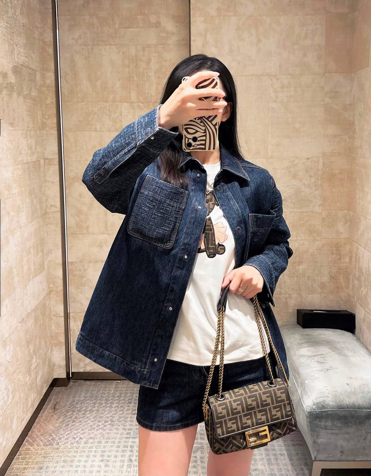 FENDI 
MASTER QUALITY
 WITH BOX 
240 dhs✅

Zain295
♥️♥️♥️