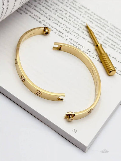 Cartier ❤️‍🔥*
Bangle 💥
Master quality 💯
With normal boxes 📦 
45 dhs🪙🖤
With master box 🗃️ 
80 dhs🪙🖤
Size available 16,17,18,19,20

Zain216
♥️♥️♥️