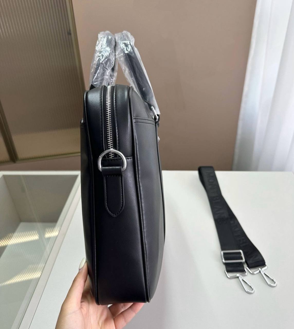 Montblanc Laptop bag 


 new came 

240  dhs 

Zain39

♥️♥️♥️