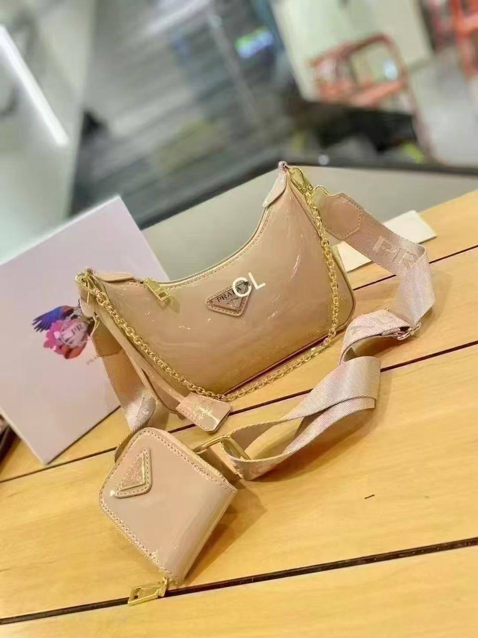 Prada

with box
🎁🎁🎁

100 dhs❤️

Zain143
♥️♥️♥️