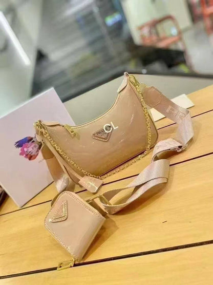 Prada

with box
🎁🎁🎁

100 dhs❤️

Zain143
♥️♥️♥️