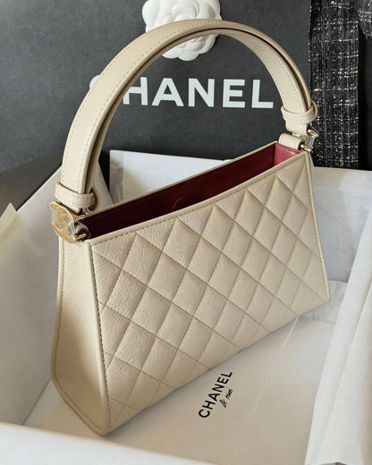 Chanel
95 dhs💓

SIZE：23×15×7cm
Good-quality 

with box🎁🎁🎁

Zain35
♥️♥️♥️