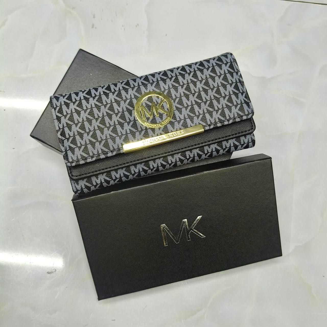 𝗟𝗢𝗡𝗚 𝗧𝗥𝗜-𝗙𝗢𝗟𝗗 𝗪𝗔𝗟𝗟𝗘𝗧
ᴡɪᴛʜ BOX

40 dhs💓

Zain31
♥️♥️♥️