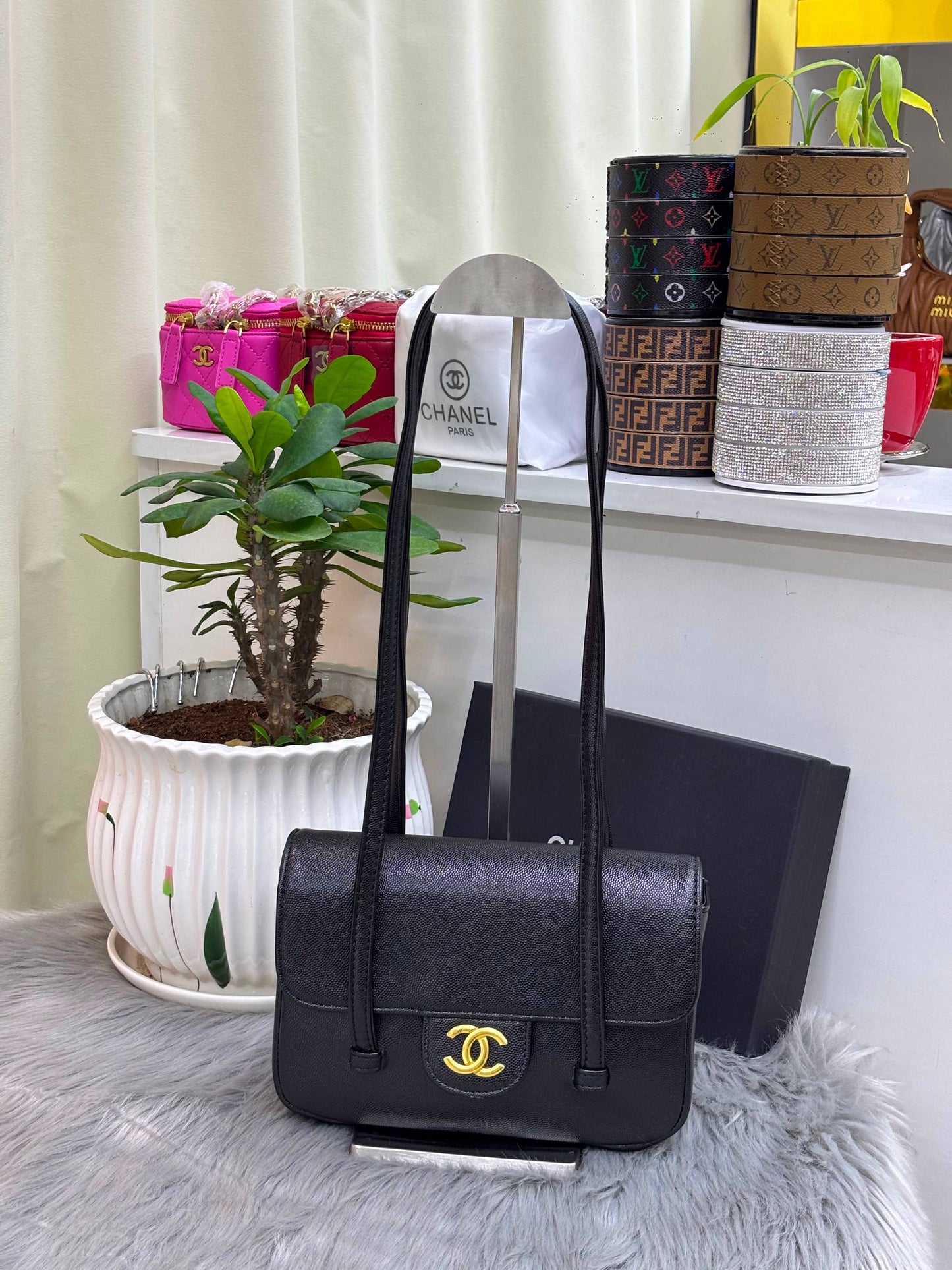 Chanel
SIZE……….  22CM
95 dhs✅
with BOX

Zain244
♥️♥️♥️