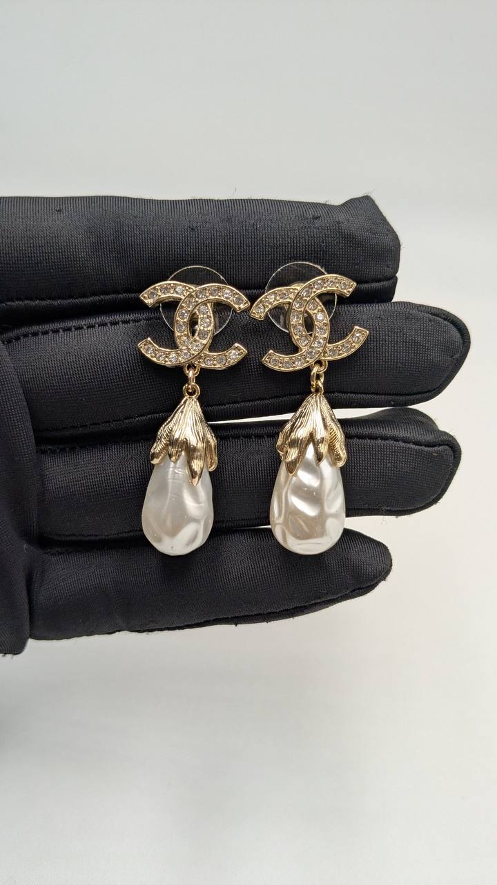 Chanel
*Master Quality* 
*Earrings*
100 dhs🇦🇪🇦🇪 with Normal Box 🎁
120 dhs🇦🇪🇦🇪 with Master Box 🎁

Zain210
♥️♥️♥️
