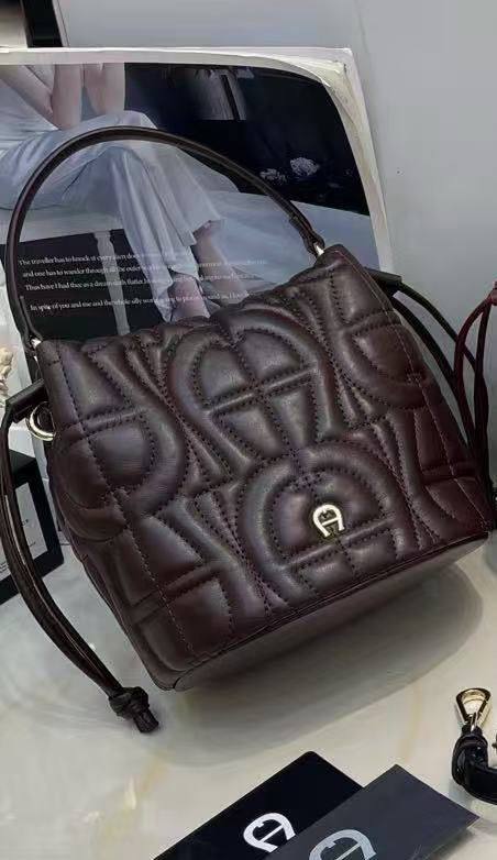 Aigner 

with box
🎁🎁🎁

110 dhs🪙🌨️

Zain143
♥️♥️♥️