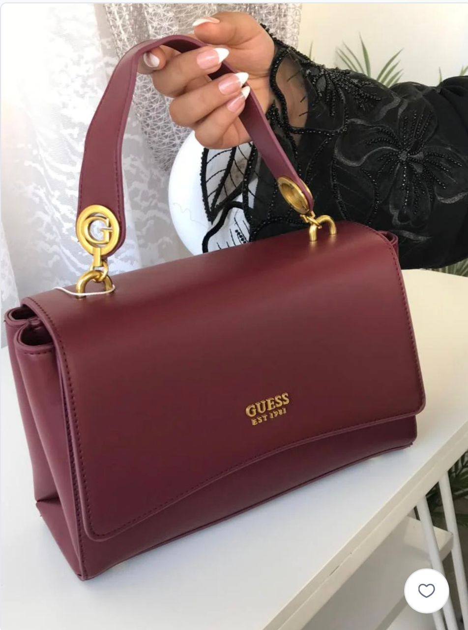 Guess
95 dhs❤️
SIZE：24cm
good quality  

with box
🎁🎁🎁

Zain35
♥️♥️♥️