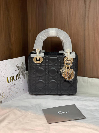 NEW✨DIOR✨
SUPER MASTER QUALITY🫶
WITH FULL PACKAGING🎁
SIZE::✨17 CM✨
1150 dhs🪙💚

Zain255
♥️♥️♥️