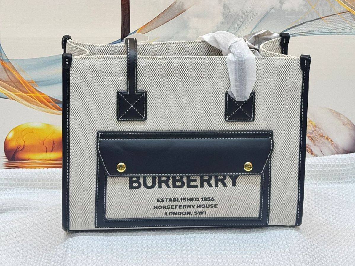 Burberry
Best quality
100 dhs🗽
size 36cm

Zain158
♥️♥️♥️
