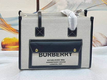Burberry
Best quality
100 dhs🗽
size 36cm

Zain158
♥️♥️♥️