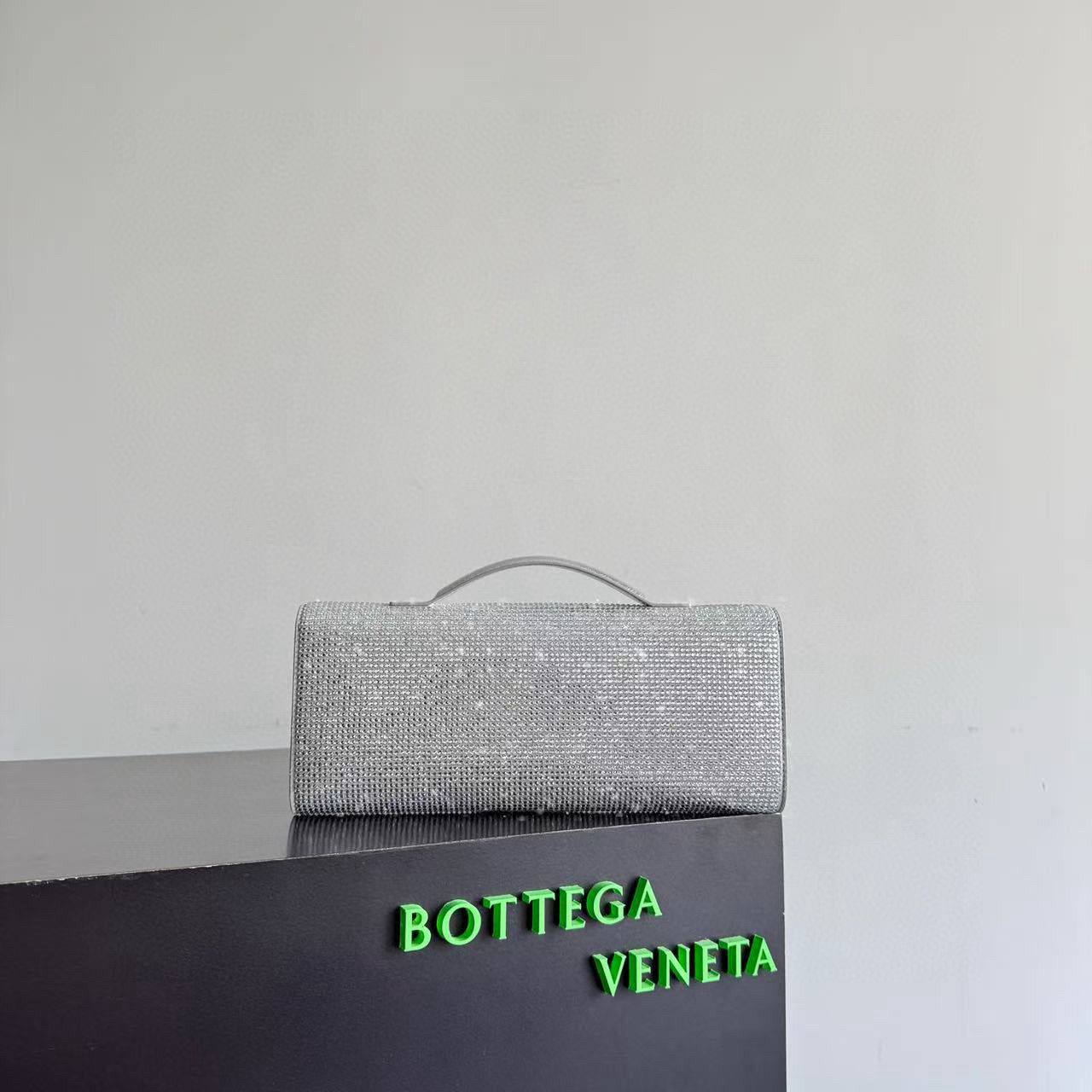 Bottega Andiamo Embellished Clutch in Leather✅*
*Size 31 cm*
For Price 👇 WTSP Text Zain 0568585901

Zain274
♥️♥️♥️