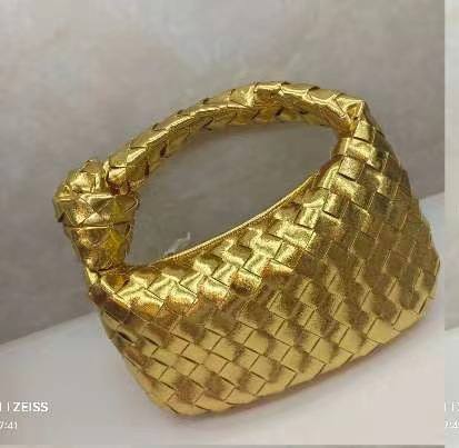 Bottega
100 dhs🇦🇪🇦🇪
with box

Zain26
♥️♥️♥️