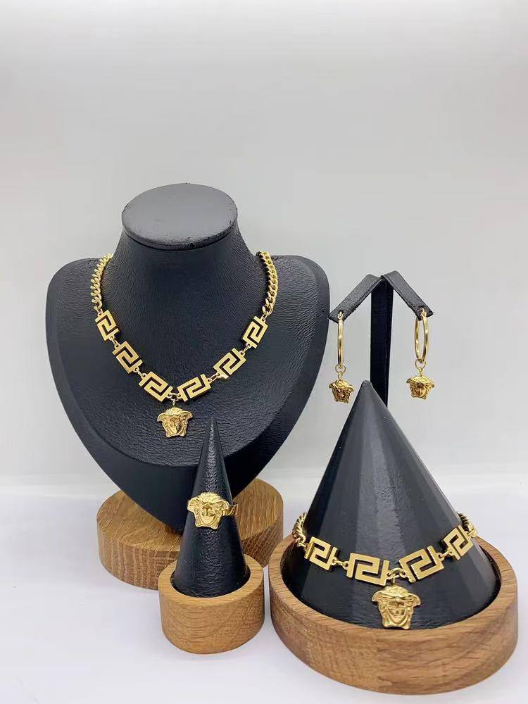 Stainless steel SET 💯
Necklace ❤️‍🩹
Earring 🍁
Breslat ❣️
Ring 💍 free size

With normal boxes 📦 
And paper bag 🛍️

45 dhs🪙💕

Zain216
♥️♥️♥️