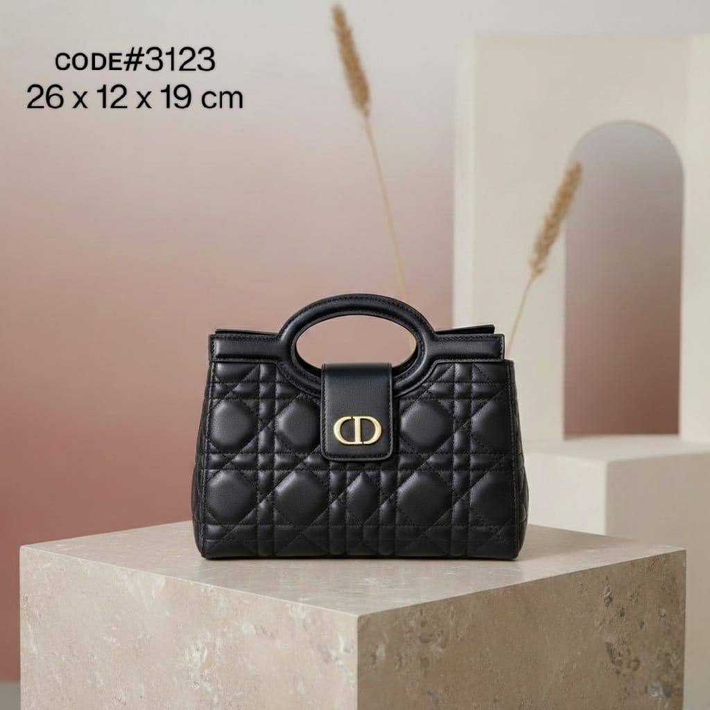 CHRISTIAN DIOR
ᴊᴏʟɪᴇ ᴛᴏᴘ ʜᴀɴᴅʟᴇ
ᴡɪᴛʜ ʟᴏɴɢ ʙᴇʟᴛ sᴛʀᴀᴘ
ɢᴏʟᴅ ʜᴀʀᴅᴡᴀʀᴇ
sɪᴢᴇ : 26 cm

75 dhs💓

Zain31
♥️♥️♥️