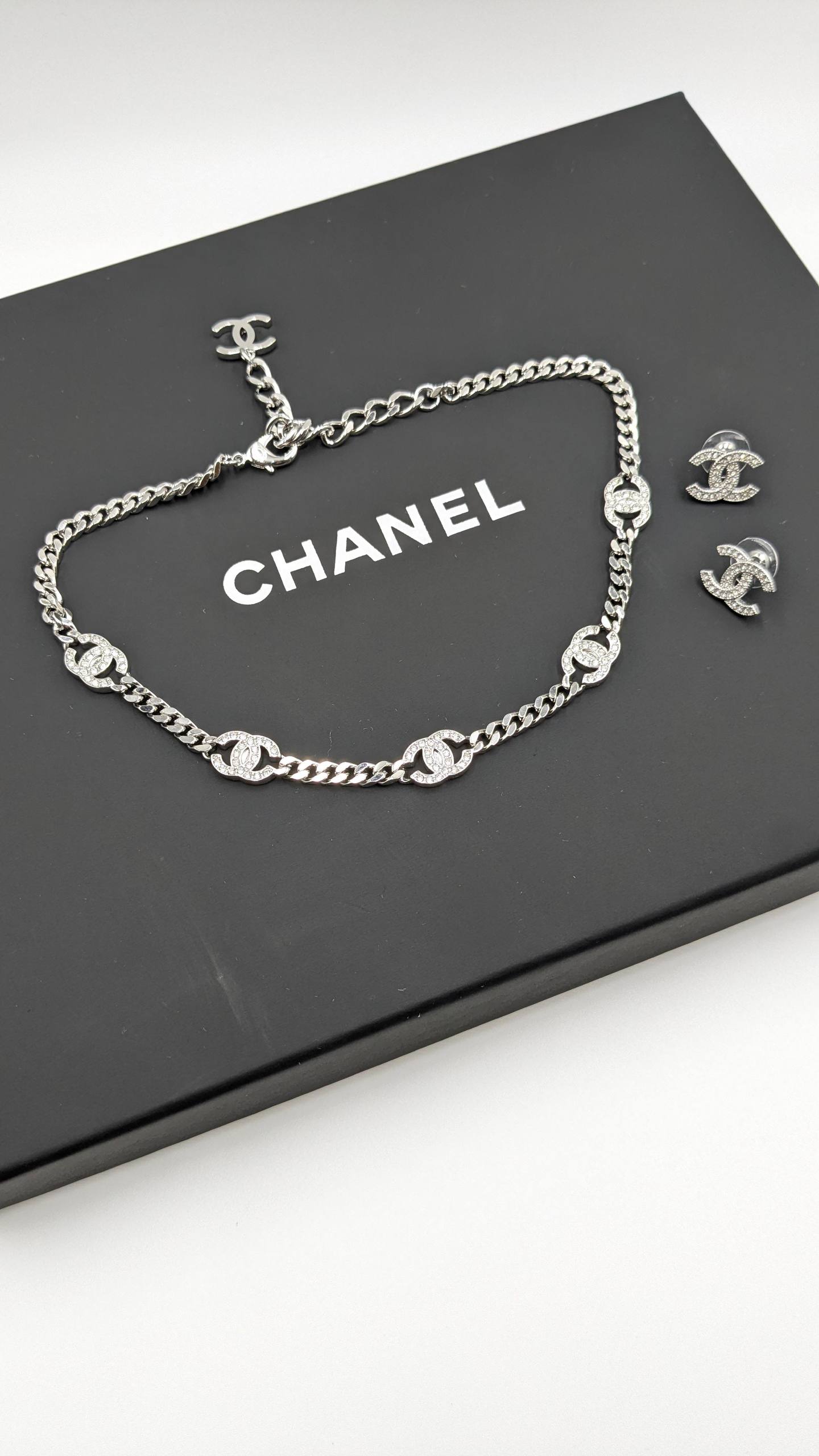 Chanel
*Master Quality* 
*Choker Necklace & Earrings*
130 dhs🪙🌨️
with Normal Box 🎁 
180 dhs🪙🌨️
with Master Box 🎁

Zain210
♥️♥️♥️