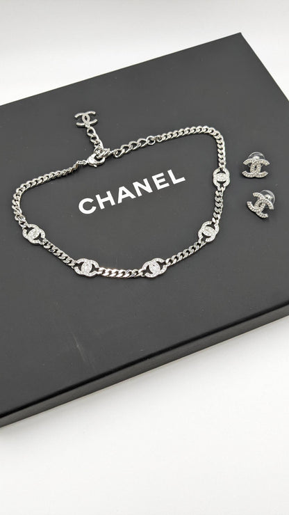 Chanel
*Master Quality* 
*Choker Necklace & Earrings*
130 dhs🪙🌨️
with Normal Box 🎁 
180 dhs🪙🌨️
with Master Box 🎁

Zain210
♥️♥️♥️