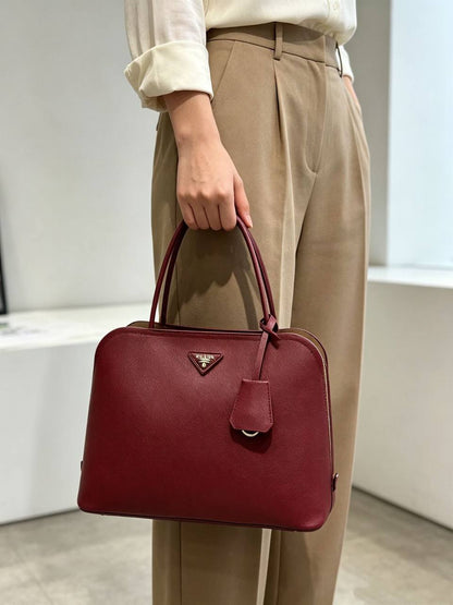 PRADA 
HIGH QUALITY 
120 dhs✅

Zain295
♥️♥️♥️