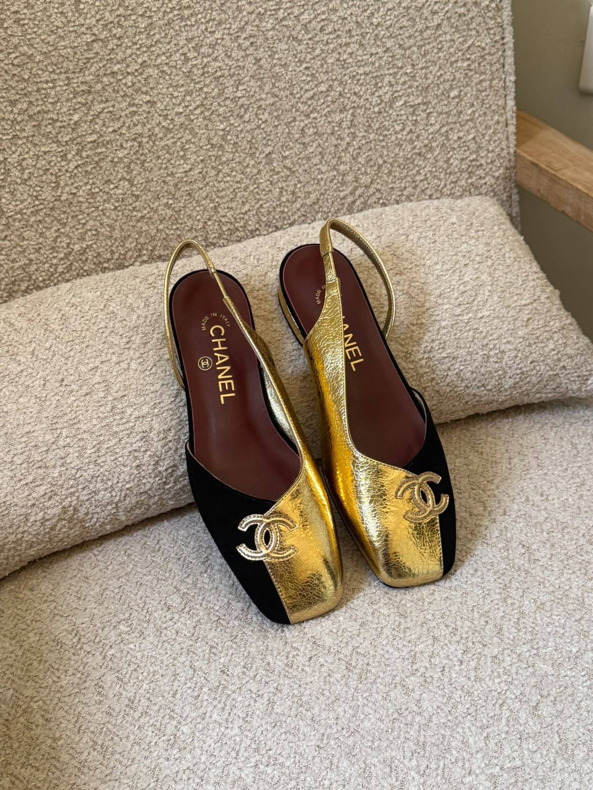 Chanel

𝐀𝐯𝐚𝐢𝐥𝐚𝐛𝐥𝐞 𝐍𝐨𝐰
𝐒𝐢𝐳𝐞𝐬: 𝟑𝟔 — 𝟒𝟏
500 dhs🇦🇪🇦🇪

Zain298
♥️♥️♥️