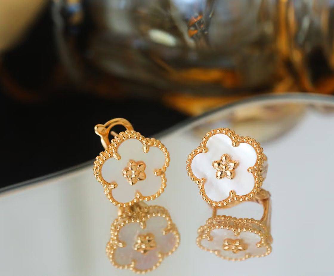 VCA Set
Necklace 
Earrings 
Bangle 
Ring 💍 
*Master Quality* 🪎

*250* AED normal box 📦 
*290* AED Original box 🗃️

Zain48
♥️♥️♥️
