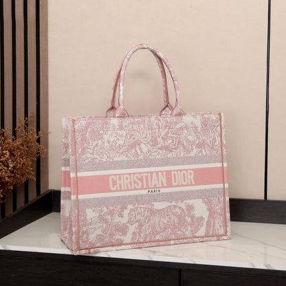 Dior

Good quality 

with box 🎁🎁🎁

115 dhs💓

Zain186
♥️♥️♥️
