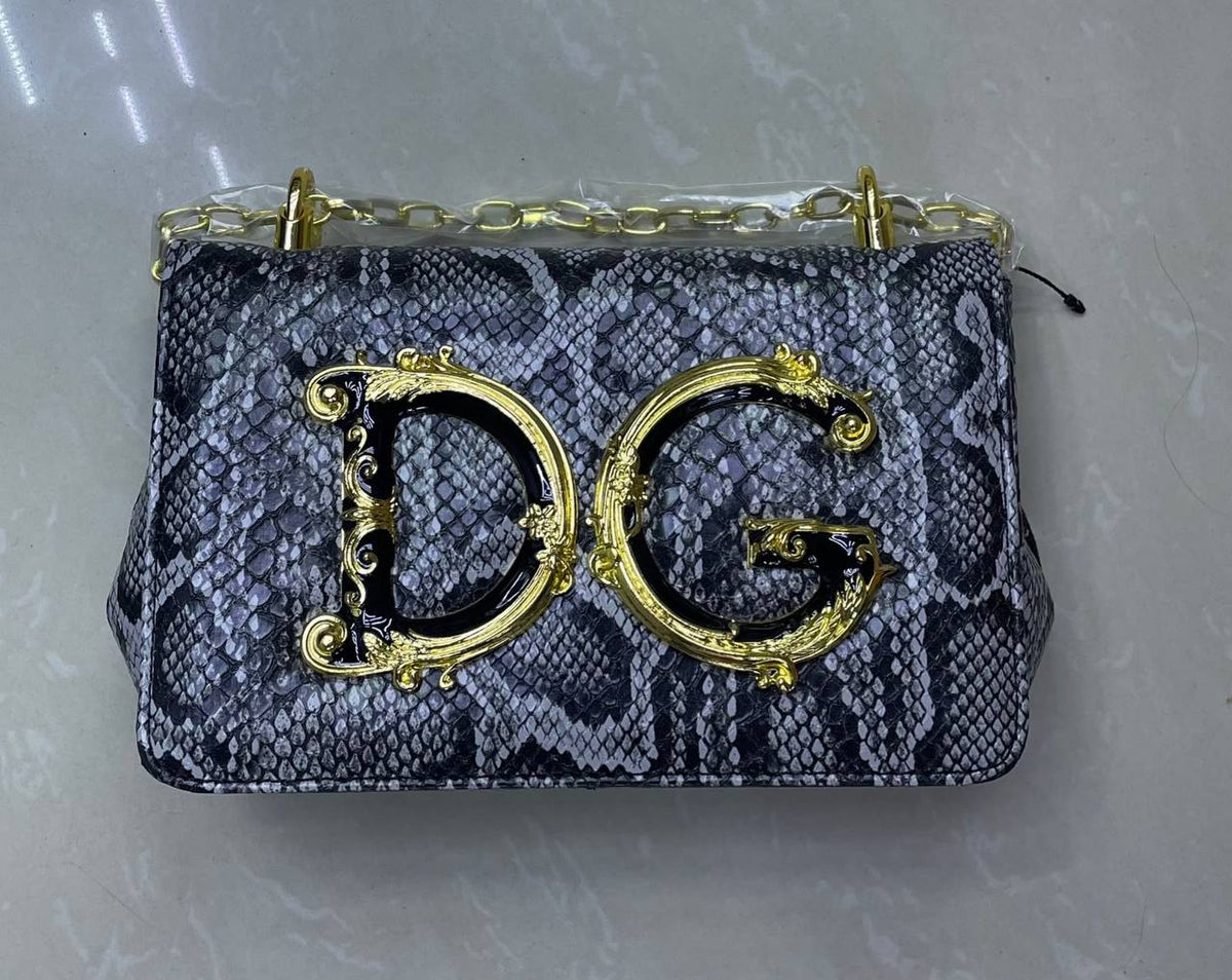 D&G

90 dhs
With box

Zain72
♥️♥️♥️