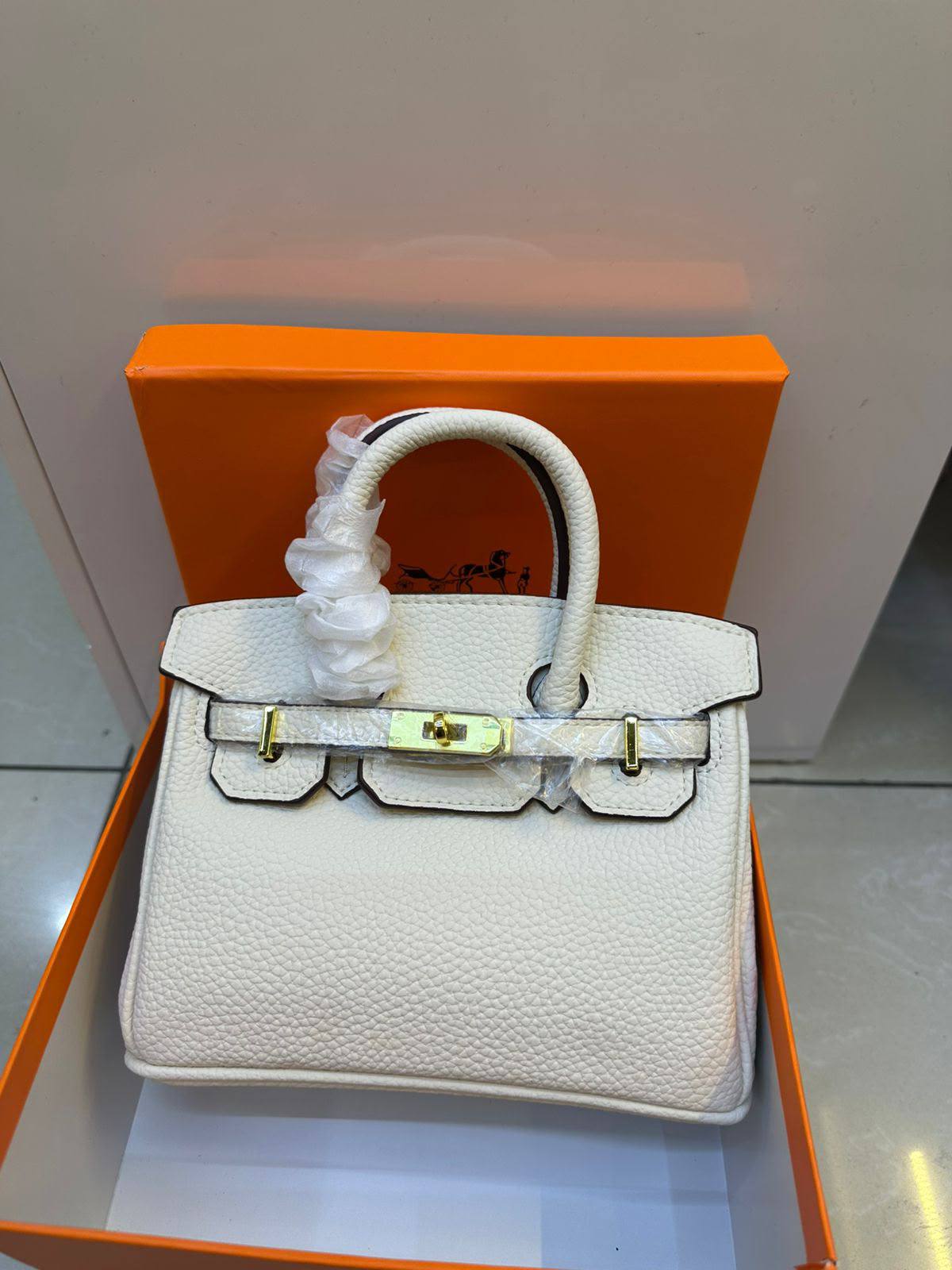 Mix Bag 
Good quality
Hermes
Dior

95 dhs🇦🇪🇦🇪

With box 📦 

Zain70 
♥️♥️♥️