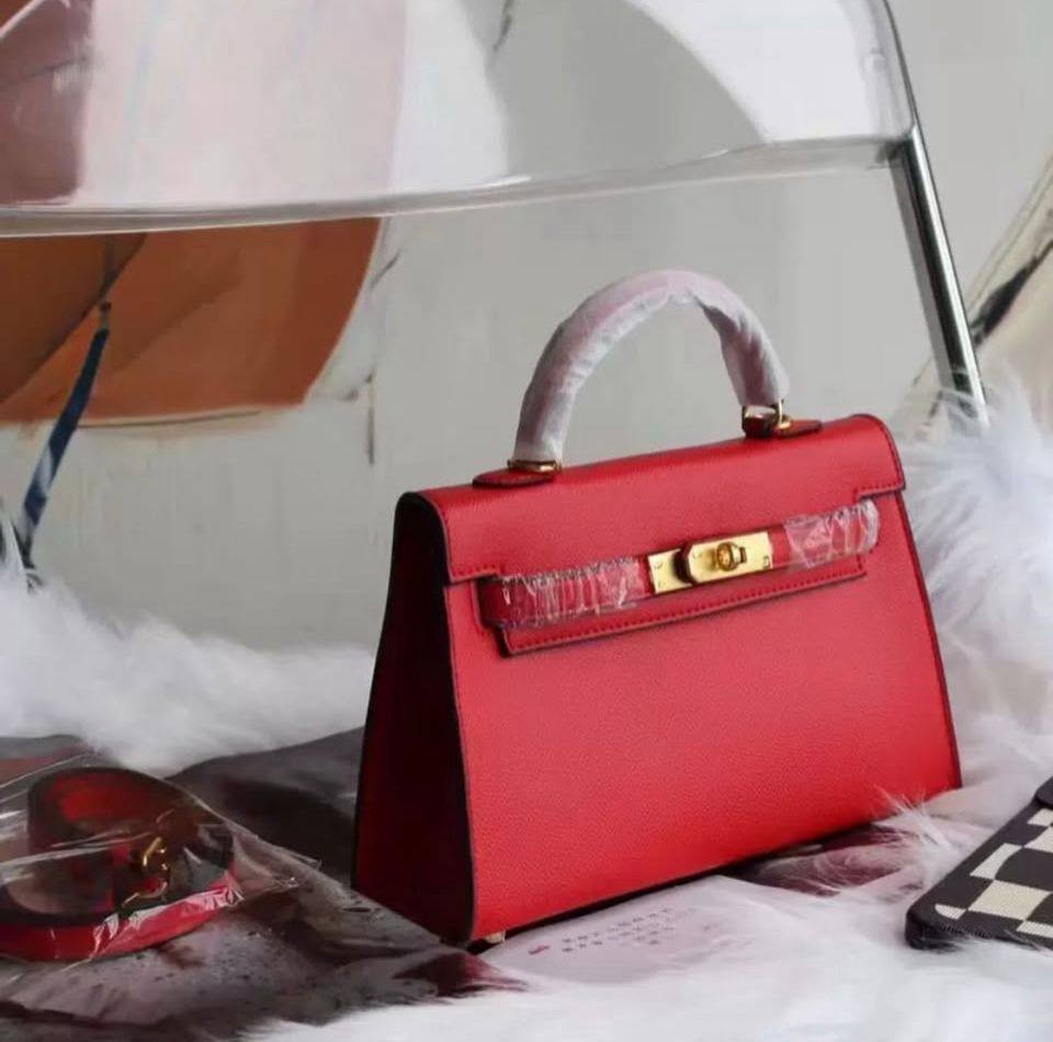Hermes 

22cm 

90 dhs✅

with box 🎁🎁🎁

2belt with chain

Zain72
♥️♥️♥️