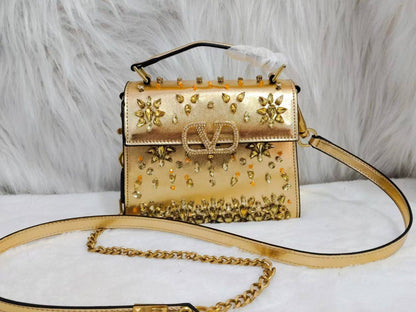 VALENTINO
 COPY ONE NEW CAME 

WITH BOX 
🎁🎁🎁

260 dhs❣️

Zain39
♥️♥️♥️