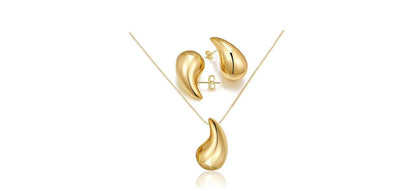 BOTTEGA 
Stainless steel 💯
Necklace 💥
Earring 🦋
Ring free size✨
With black boxes 📦 
40 dhs🇦🇪🇦🇪

Zain216
♥️♥️♥️