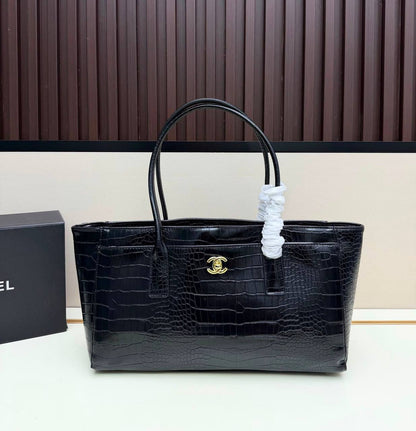 CHANEL 
COPY ONE 
220 dhs🇦🇪🇦🇪
SIZE: 35cm

Zain295
♥️♥️♥️