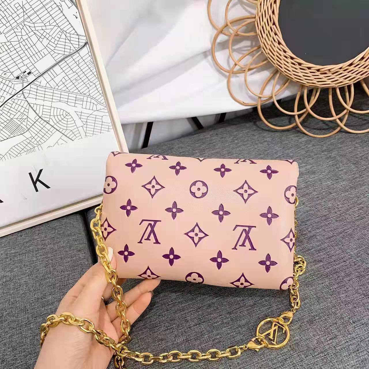 Tory Burch

90 dhs✅

high quality 

With box
🎁🎁🎁

Zain26
♥️♥️♥️