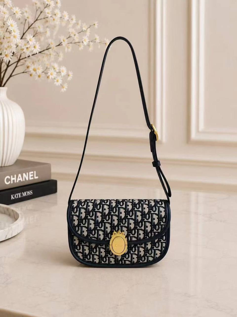 DIOR 
23cm
110 dhs💛
with box

Zain44
♥️♥️♥️