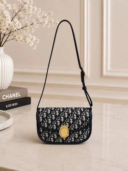 DIOR 
23cm
110 dhs💛
with box

Zain44
♥️♥️♥️