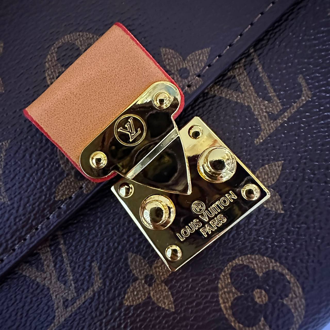 LV
GOOD QUALITY 
WITH BOX 
110 dhs🇦🇪🇦🇪

Zain295
♥️♥️♥️