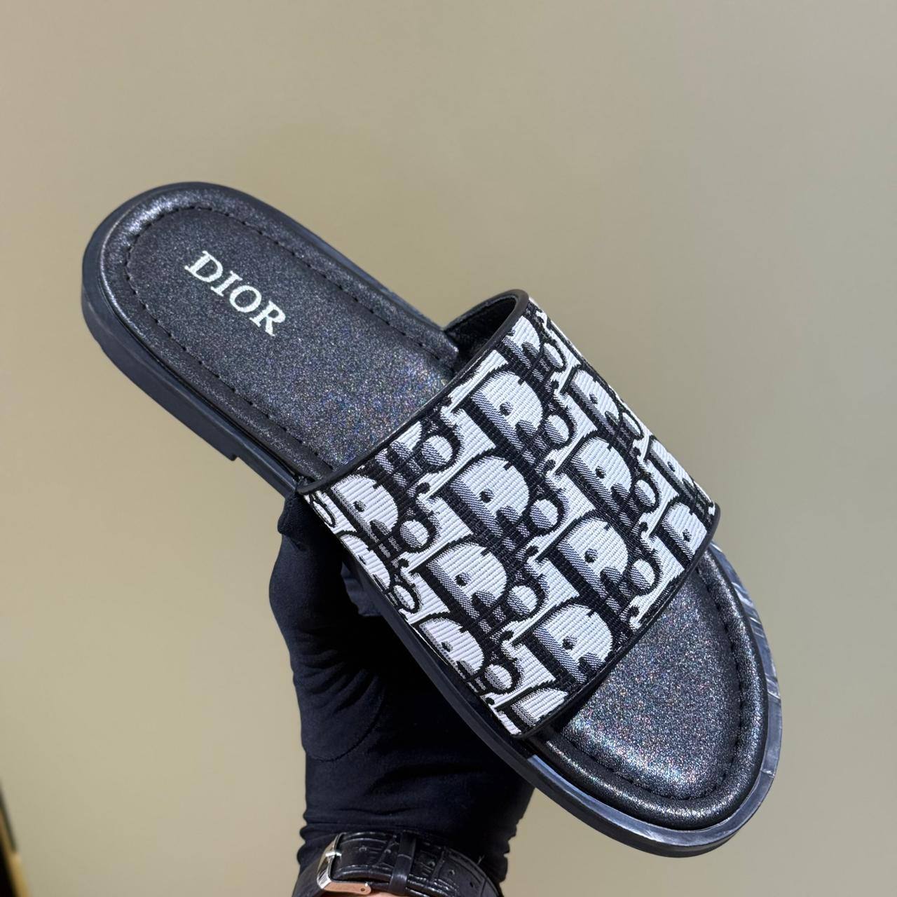 Dior
MEN DIOR SLIPPER 
105 dhs🪙🌨️
SIZE -40 to 45 

Zain40
♥️♥️♥️
