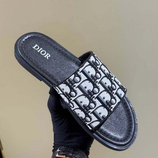 Dior
MEN DIOR SLIPPER 
105 dhs🪙🌨️
SIZE -40 to 45 

Zain40
♥️♥️♥️