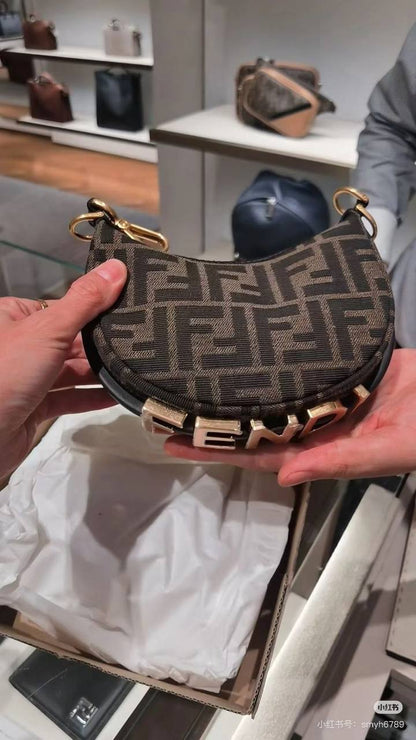 FENDI
GOOD QUALITY 
SIZE:20cm   

95 dhs🪙

withbox  
🎁🎁🎁

Zain04
♥️♥️♥️