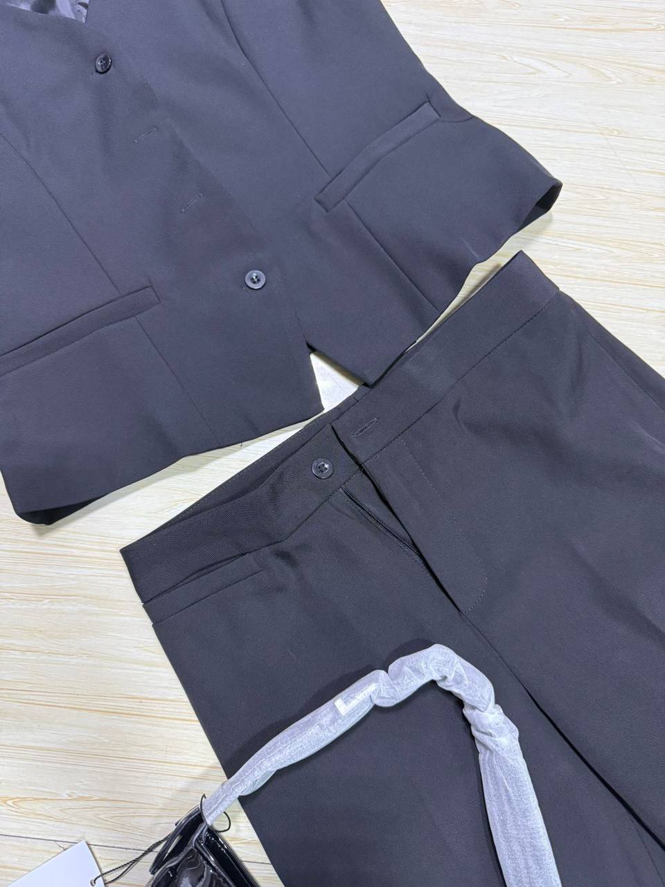 Woman trouser
Size M.L.xl.2xl.3xl .4xl.5xl
75 dhs✅

Zain39
♥️♥️♥️