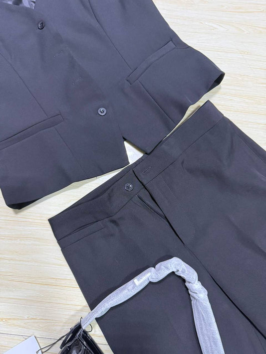 Woman trouser
Size M.L.xl.2xl.3xl .4xl.5xl
75 dhs✅

Zain39
♥️♥️♥️